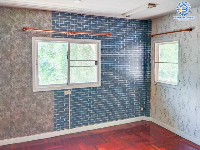 *****บ้านเดี่ยวมือสองย่านกรุงเทพฯ ม.ซื่อตรง28 นวมินทร์ เนื้อที่กว้างขวางมากถึง 108 ตร.ว. ฟังก์ชัน 5 ห้องนอน 4 ห้องน้ำ ที่จอดรถ 2 คัน บ้านหลังใหญ่ พื้นที่ใช้สอยกว้างขวาง พร้อมเข้าอยู่ บนทำเลแห่งการเดินทาง ใกล้รถไฟฟ้าสายสีชมพู "สถานีรามอินทรา40" และจุดขึ้นทางด่วน "รามอินทรา"